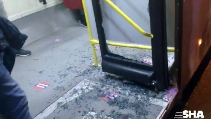 (Özel) İstanbul'da 'geç geldi' diye otobüsün camını kırdılar