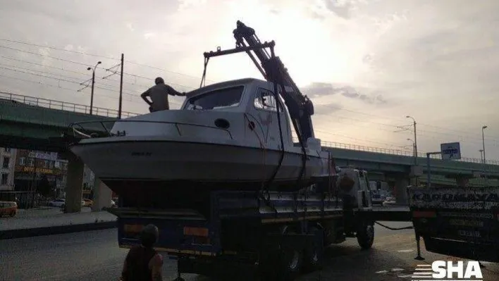 (Özel) İstanbul'da ilginç görüntü: Tekne viyadüğe takıldı