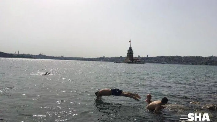 (Özel) Kısıtlamanın kalkmasıyla Kız Kulesi'ne karşı Boğaz'da  yüzdüler