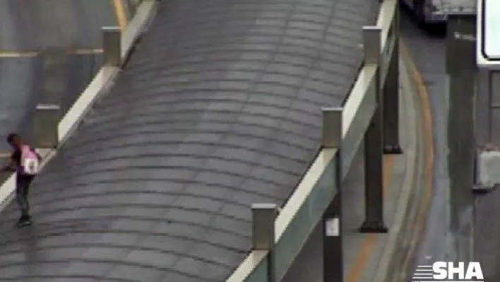 (Özel) Metrobüs durağında küçük çocuğun tehlikeli oyunu