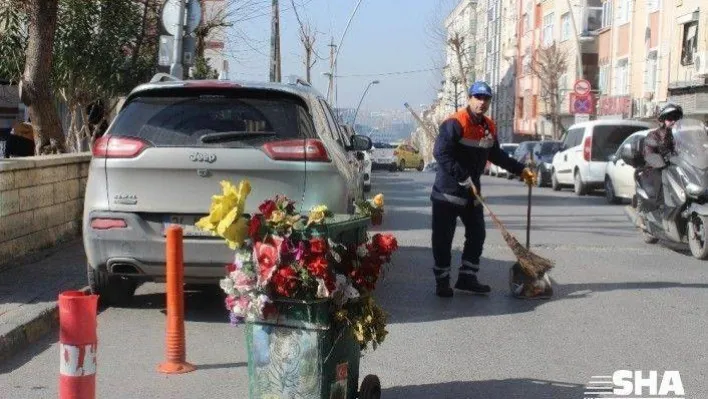 (Özel) Sokakları çiçeklerle süslediği kovasıyla temizliyor