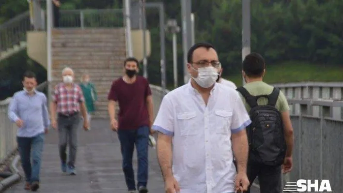 Sabah saatlerinde E-5 Karayolu ile metrobüs duraklarında araç ve vatandaş yoğunluğu yaşanıyor