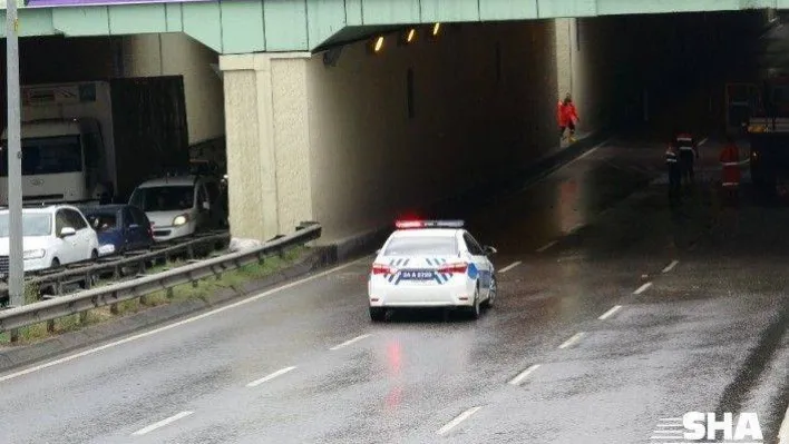 Sağanak yağış nedeniyle Çekmeköy'de alt geçidi su bastı