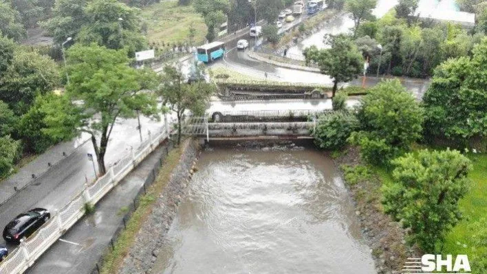 Sağanak yağış nedeniyle Küçüksu Deresinden boğaza çamur aktı