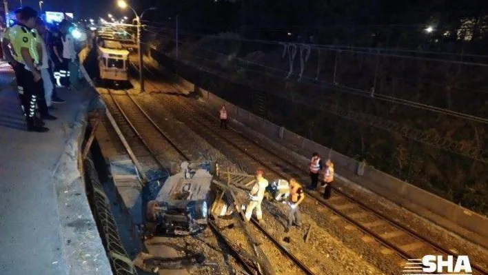 Şirinevler'de kontrolden çıkan otomobil savrularak metro raylarına uçtu. Kazada 1 kişi yaralandı. Ekiplerin çalışmaları devam ediyor