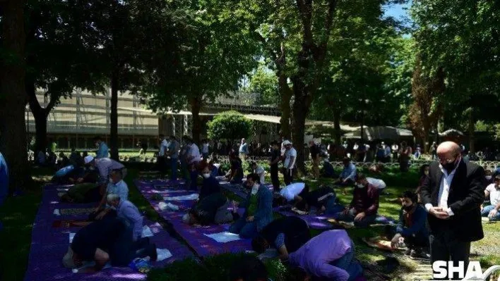 Sultanahmet Cami'nde korona virüs önlemiyle Cuma namazı kılındı