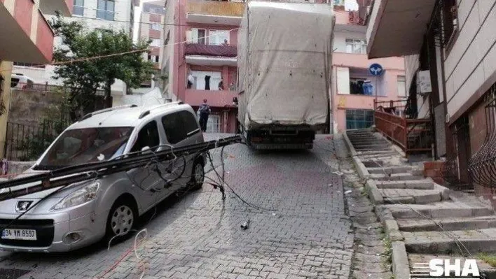 Sünger yüklü kamyon elektik diğerini araçların üzerine devirdi