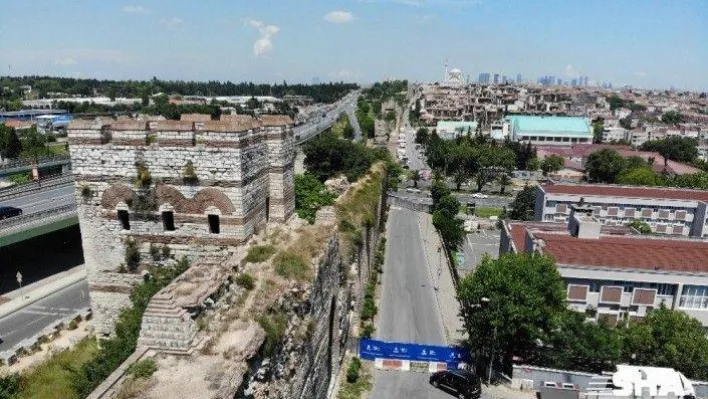 Surdan taşlar döküldü, yol trafiğe kapatıldı