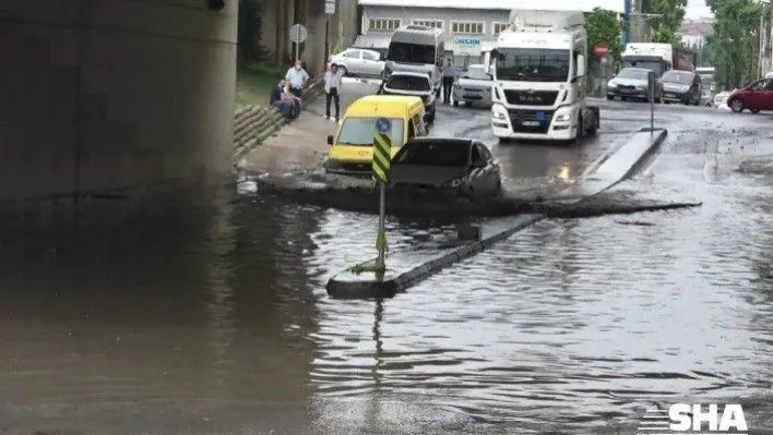 Tuzla'da yoğun yağış nedeniyle alt geçidi su bastı, otomobil suda mahsur kaldı