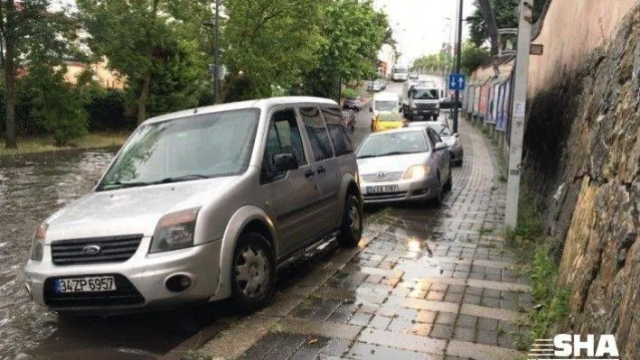 Üsküdar'da sağanak yağış nedeniyle yollar göle döndü, otomobiller kaldırıma çıkarak ilerledi