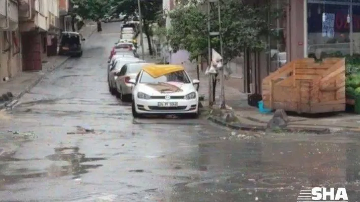 Vatandaşlar dolu yağışına karşı arabalarını halıyla örttü