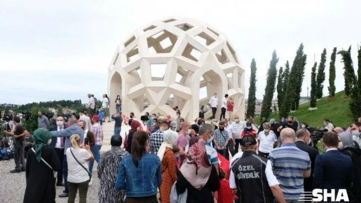 15 Temmuz Şehitler Makamı'na ziyaretçi akınına uğradı: Göz yaşları sel oldu aktı