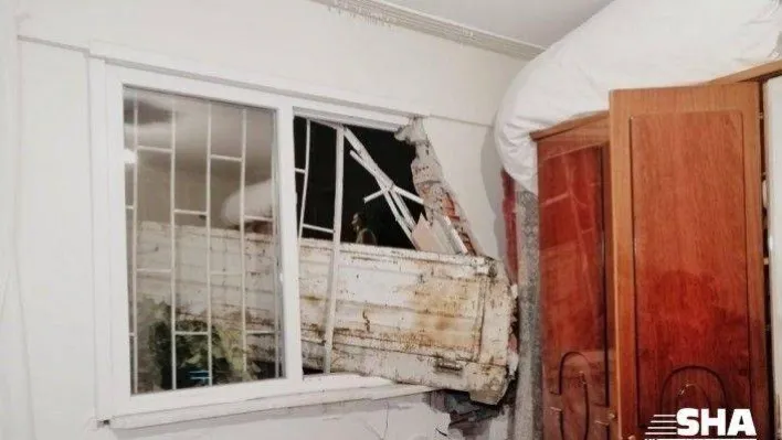 Alkollü ve ehliyetsiz kamyonet sürücüsü yatak odasına daldı