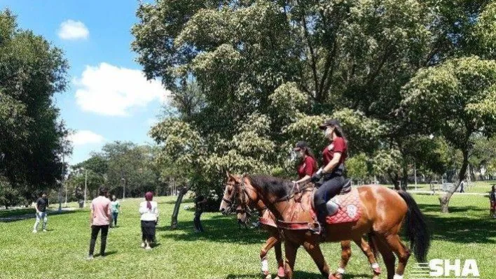 Atlı polislerden maske ve sosyal mesafe uyarısı