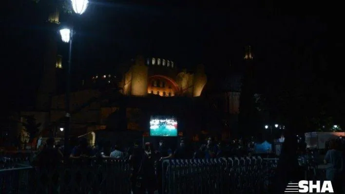 Ayasofya Camii'nde ziyaretçi yoğunluğu gece de devam ediyor