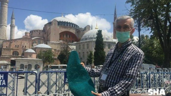 Ayasofya Cami'ne ördek başı yeşili halılar döşenmeye başlandı