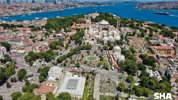 Ayasofya çevresinde saf tutan cemaat havadan görüntülendi