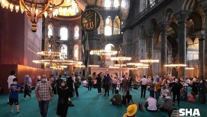 Ayasofya-i Kebir Cami-i Şerifi namaz öncesi dezenfektan ve gül suyu ile temizlendi