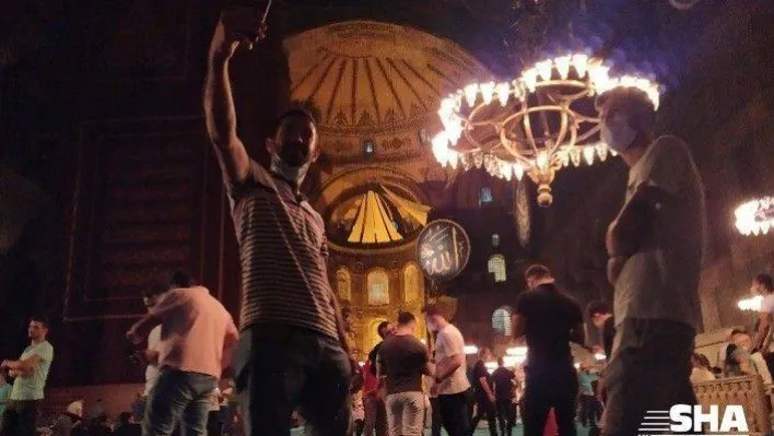 Ayasofya'ya ikinci gecede de yoğun ilgi sürüyor