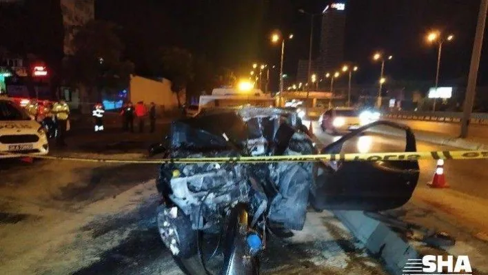 Beylikdüzü'de otomobil tabela direğine çarptı: 4 yaralı