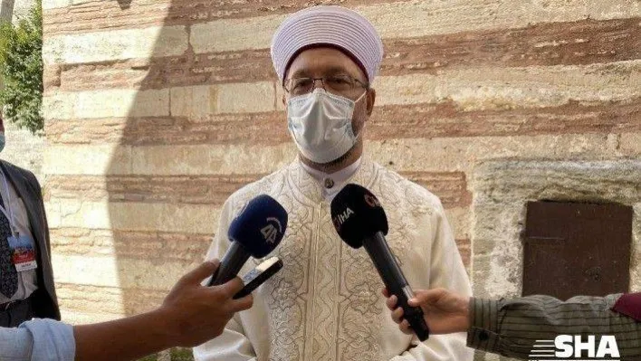 Diyanet İşleri Başkanı Erbaş kılıçlı hutbe açıklaması: &quotFethin sembolü olan camilerde bu bir gelenek&quot