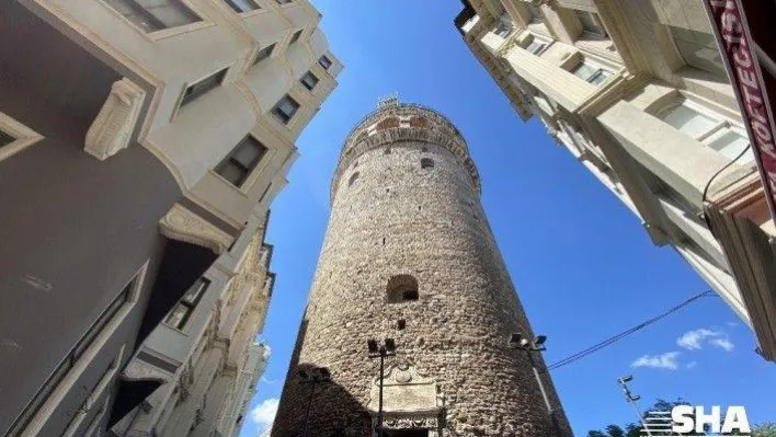 Ebabil kuşları için Galata Kulesi'nin etrafındaki iskeleler söküldü