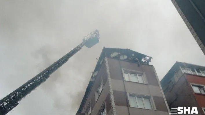 Fatih'te tek katlı bina alev alev yandı