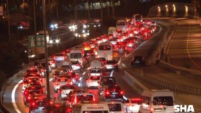 İstanbul'da bayram trafiği gece saatlerinde de sürüyor