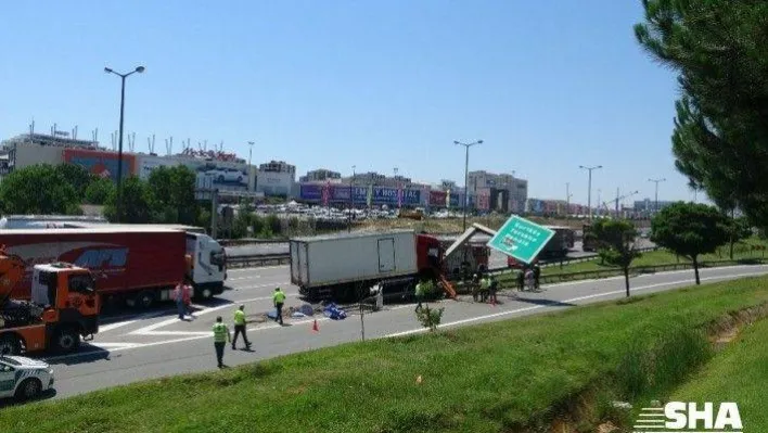 Kontrolden çıkan kamyon bariyere çarpıp trafik levhasını devirdi