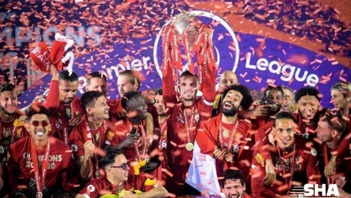 Liverpool şampiyonluk kupasını kaldırdı