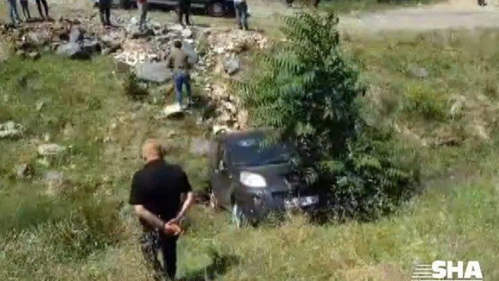 Otomobil sürücüsü inek sürüsüne çarpmamak için dereye uçtu:1 ağır yaralı