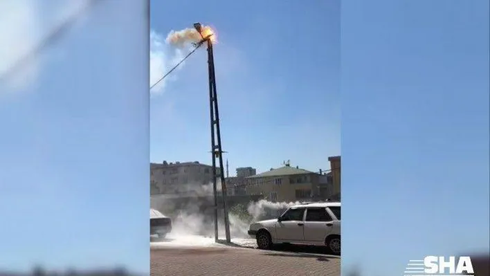 (Özel) Elektrik direği havai fişek gibi patladı