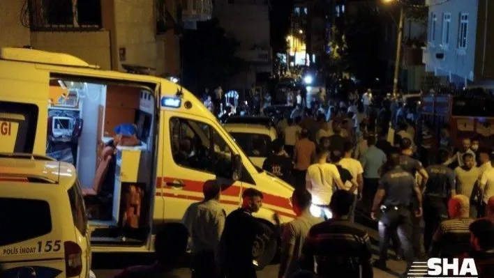 (Özel) Küçükçemece'de 'kız kaçma' kavgasında sokak savaş alanına döndü