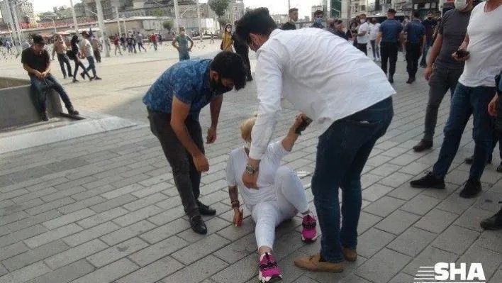 (ÖZEL) Taksim'de 2 erkek şahıs, bir kadını tekme tokat darp etti