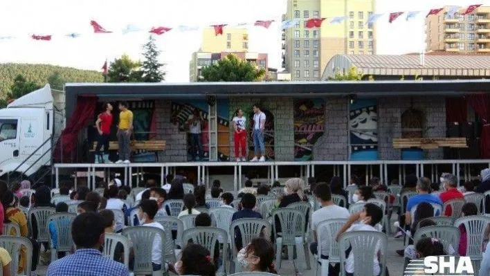 Sanat tırı, tiyatroyu sanatsever Sancaktepelilerin ayağına götürüyor