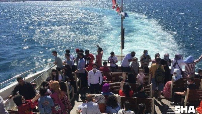 Şehir hatları vapurunda sosyal mesafe hiçe sayıldı