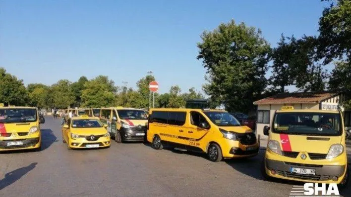 Taleplerinin gündeme gelmemesine tepki gösteren taksi dolmuşçuları, araçlarını İBB binası önüne bıraktı