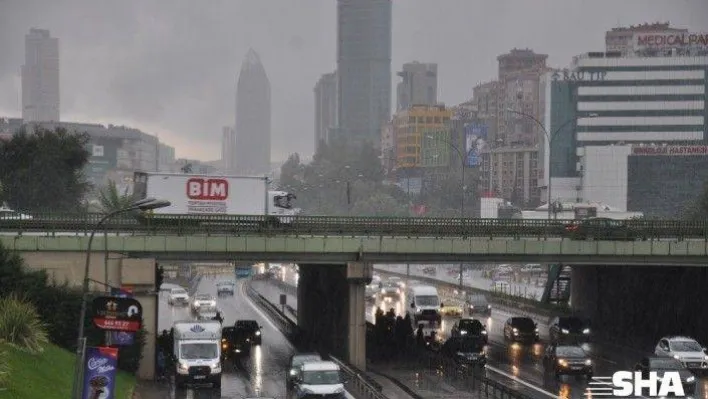 Anadolu Yakasında sağanak yağmur etkisini göstermeye başladı