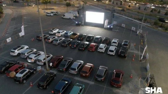 Arabalı Açık Hava Sineması'nda beyaz perdeye 'Acı Tatlı Ekşi' yansıdı