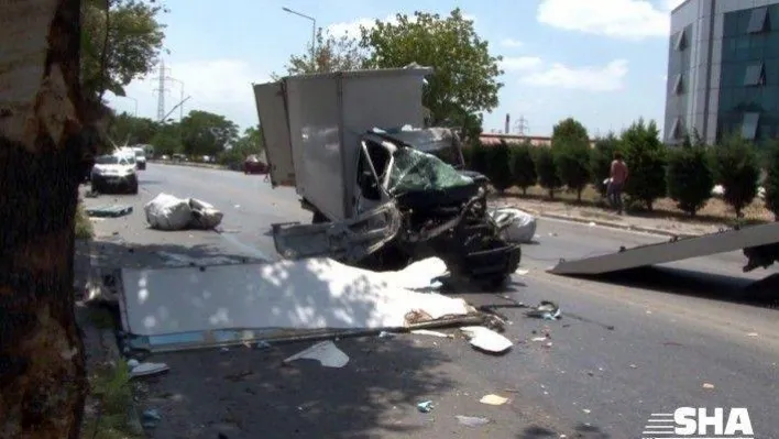 Avcılar'da kamyon ve araba çarpıştı, kamyon parçalandı: 2 yaralı