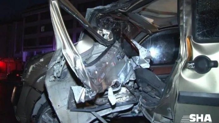 Avcılar'da otomobil trafik lambasına çarptı:1'i ağır 2 yaralı