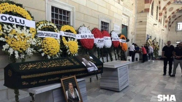 Azerbaycanlı suç örgütü liderinin cenazesinde dikkat çeken çelenkler