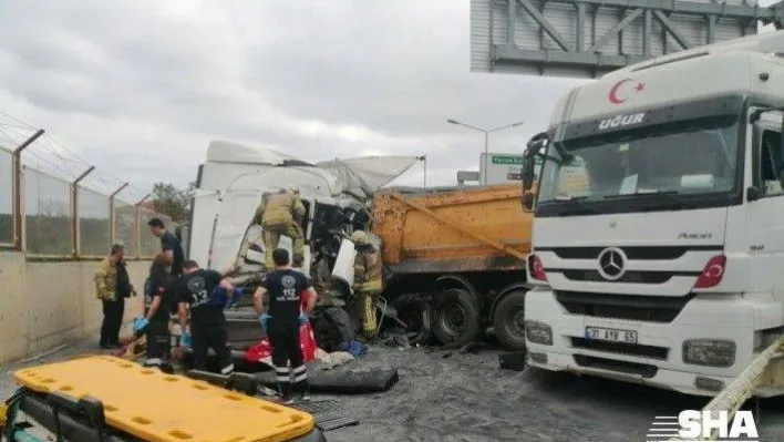 Çekmeköy'de 2 hafriyat kamyonu çarpıştı: 1 yaralı