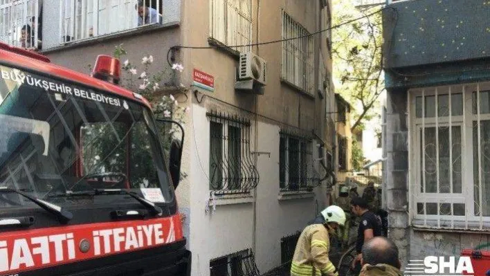 Fatih'te iki katlı bina çıkan yangında küle döndü
