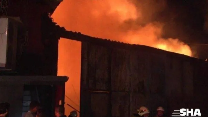 Geri dönüşüm deposundaki yangın bara sıçradı 80 kişi son anda kurtuldu