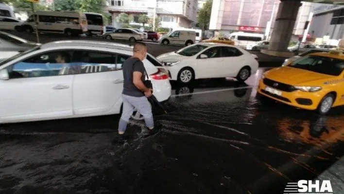 İstanbul Mecidiyeköy'de yol su altında kaldı, araçlar mahsur kaldı