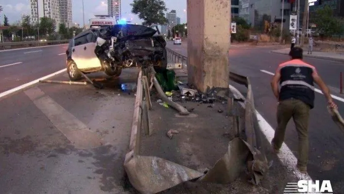 Kartal'da otomobil üst geçidin ayaklarına çarptı: 3 yaralı