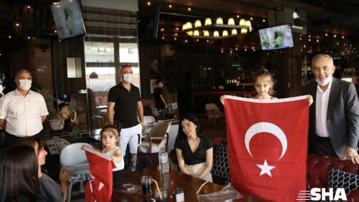 Küçükçekmece sokakları zaferin 98. yıl dönümünde al bayraklarla donatıldı