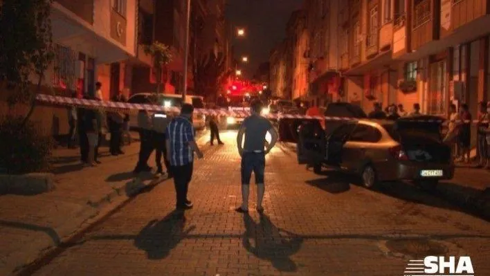 Küçükçekmece'de gece vakti 2 otomobil alev alev yandı