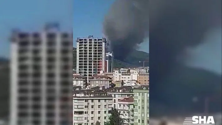 Maltepe'de çıkan orman yangını nedeniyle bir mahalle tahliye ediliyor.